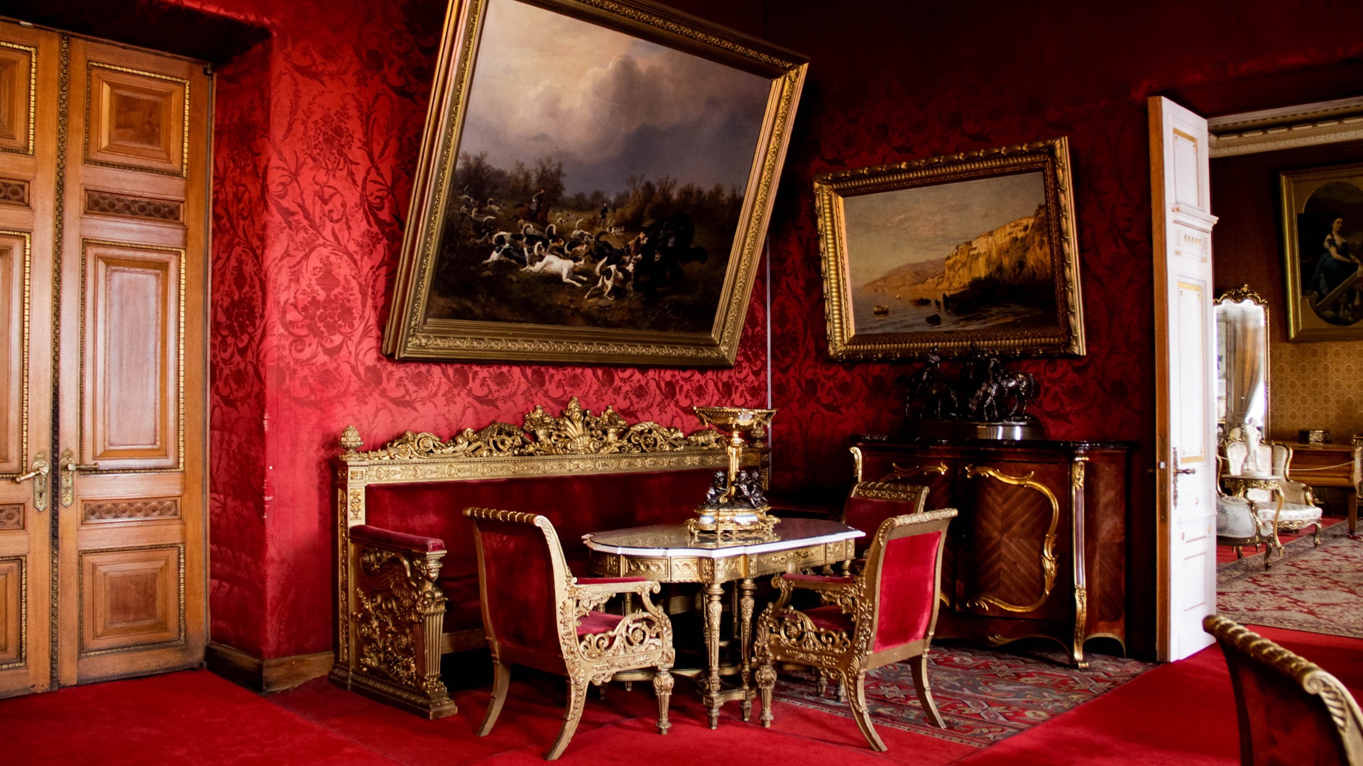 Дворец терраса с золотым потолком. Дворцовая площадь варшавы. Palace square the magnificent forms heart of historic. Замок балерой франция. Luxury mansion interior лежак.